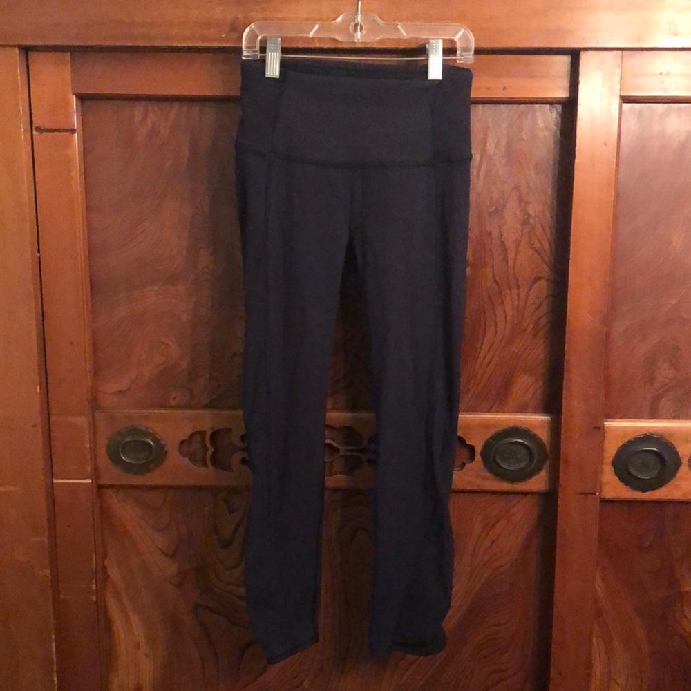 Lululemon navy crop legging w/ detail @ calf sz 4